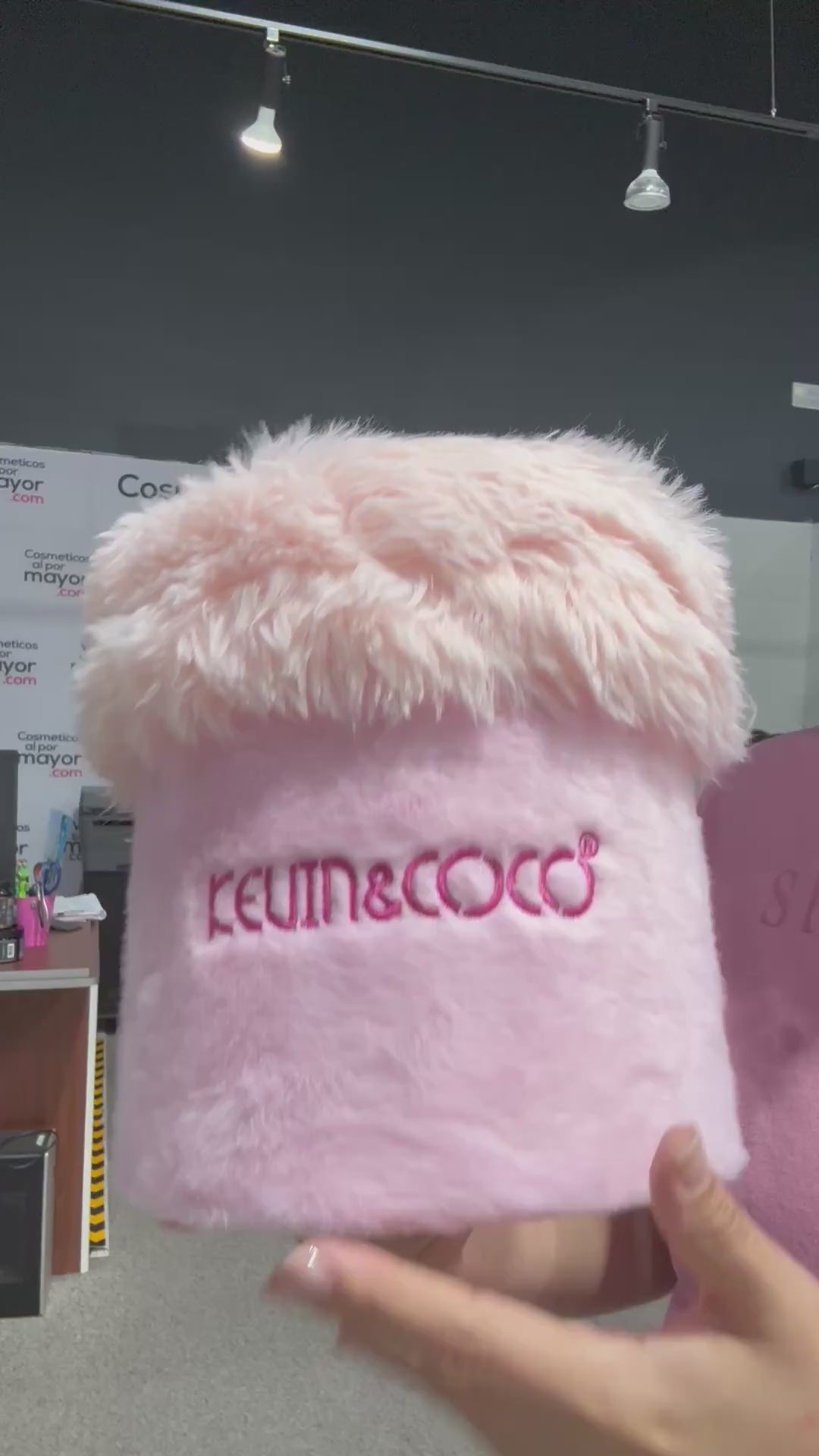 Fluffy Bucket - Kevin & Coco | Cosméticos al por Mayor