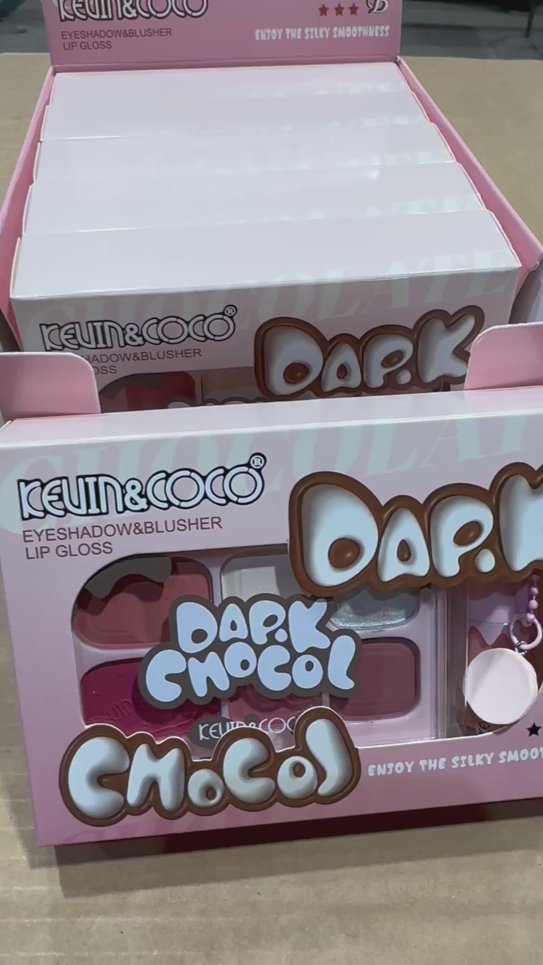 Paleta y Brillo de Labios Kevin & Coco | Cosméticos al por Mayor