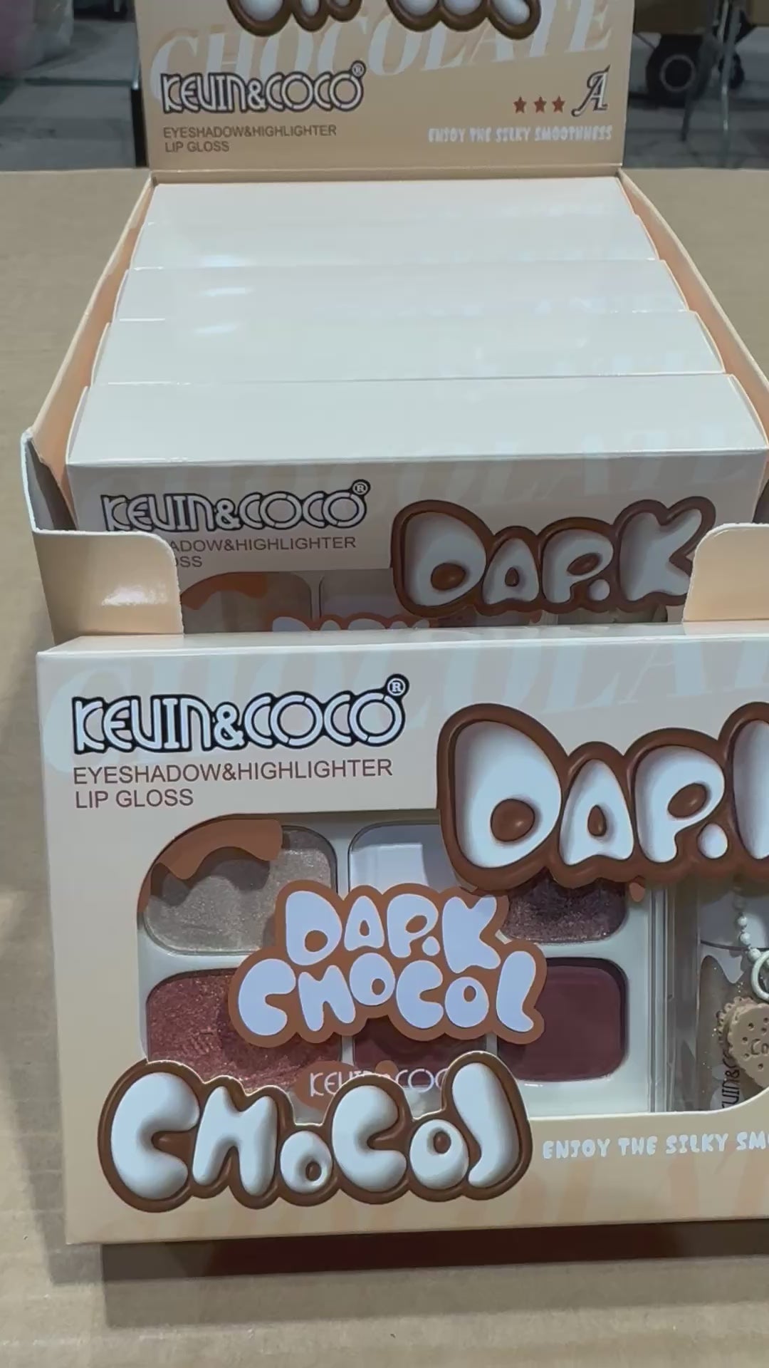 Paleta y Brillo de Labios - Kevin & Coco | Cosméticos al por Mayor